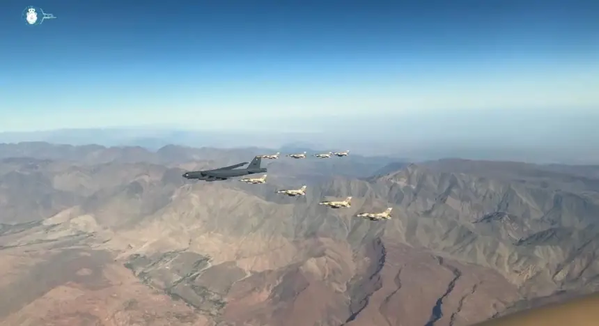مقاتلات F-16 المغربية ترافق القاذفة النووية الأمريكية B-52H فوق سماء طانطان