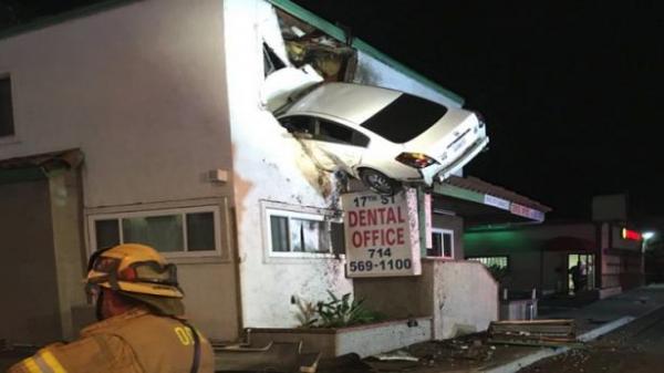 شاهد.. "سيارة طائرة" تحطم قواعد المرور والطبيعة!