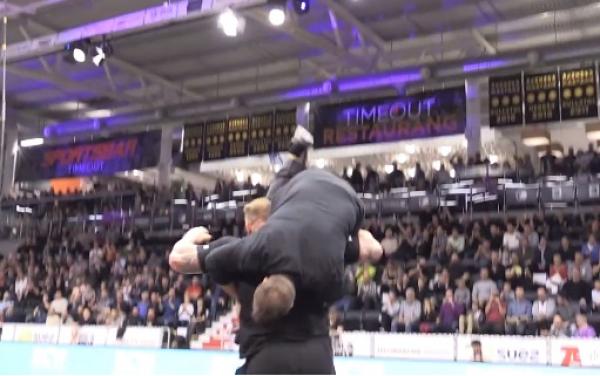 بالفيديو: هل هذا أقوى رجل في العالم؟