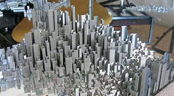 فنان يصنع مدينة كاملة من دبابيس الورق الصغيرة