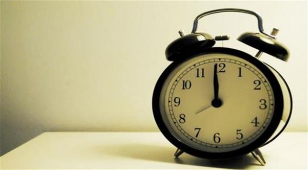 بريطانية تحطم المنبه على رأس زوجها لطلبه قبلة قبل النوم