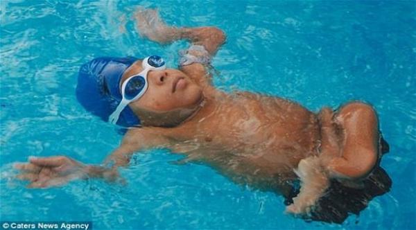 شاب هندي معاق يصبح بطل سباحة عالمي