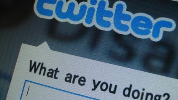 مدمنو فيسبوك وتويتر عرضة للإنطواء عند توقفهم عن استخدامهما