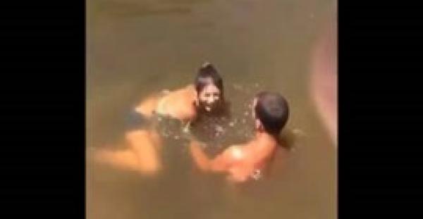 بالفيديو.. فتاة تغطس فتمسك سمكة ضخمة بيدها من بحيرة