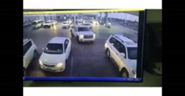 بالفيديو.. خليجي يطارد سيارته المسروقة ويقفز بجوار السارق