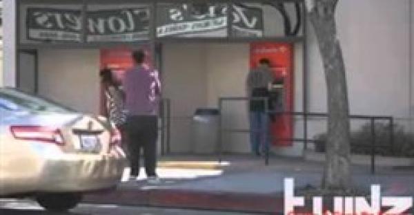 بالفيديو.. شاب ينفذ مقلبا طريفا في اللصوص