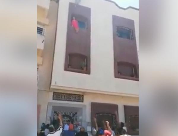 بالفيديو..."سوبرمان" يغامر بحياته وينقذ فتاة من محاولة انتحار يوم العيد بالقنيطرة