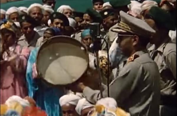 فيديو نادر: الحسن الثاني و رقصة أحواش