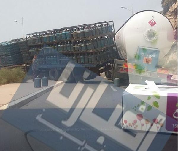 خطير جدا  : اصطدام قوي بين شاحنة كبيرة محملة بالبوتان و أخرى بالوقود على مشارف قصبة أكادير أوفلا (فيديو)