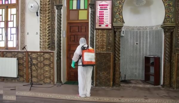 وضع صحي مقلق في تونس والجزائر تقرر إعادة فتح المساجد والشواطئ تدريجيا