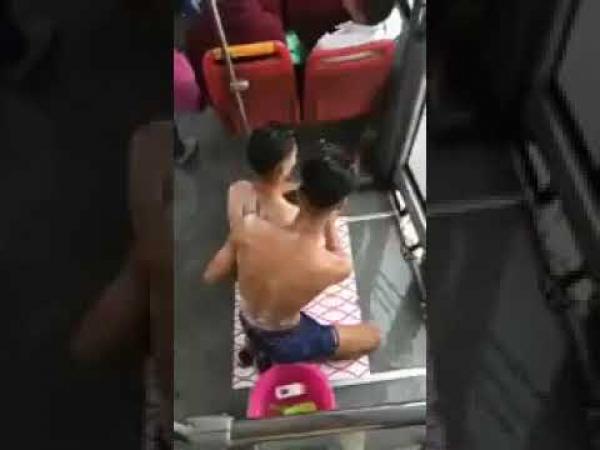 البسالة وقلة الحيا هادي..شابان يحولان حافلة الى حمام وفايسبوكيون يستتكرون (فيديو)