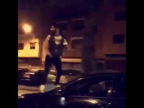 بالفيديو: "ولد الفشوش" ترك "المقود" وصعد فوق سيارته وهي تسير بأحد شوارع البيضاء