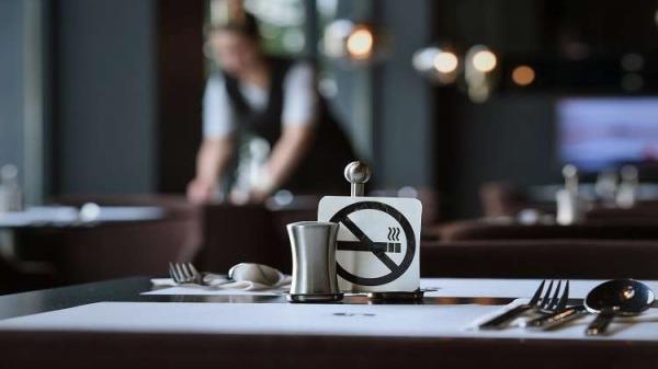 بالصورة: عاملات مقاهي بلباس فاضح يثرن ضجة على "الفايسبوك" ومختص في علم الاجتماع يفسر الظاهرة