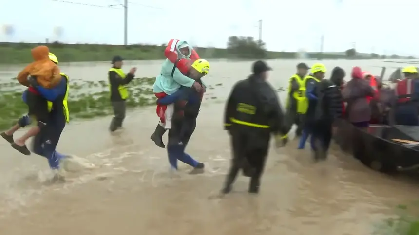 القصر الكبير.. فرق الإنقاذ في تعبئة ميدانية متواصلة لإجلاء العالقين بسبب الفيضانات