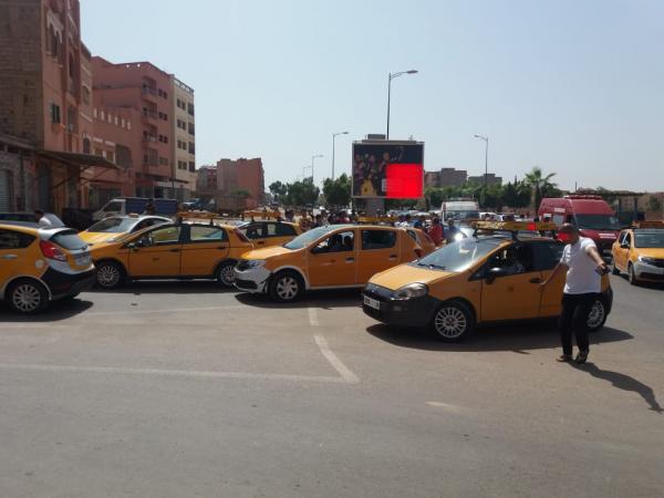 خلاف حول الطريق بين دراجة نارية و"طاكسي صغير" ينتهي بالكوميسارية والمستعجلات وأصحاب الطاكسيات يحتجون -صور-