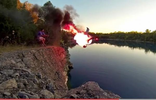 بالفيديو: يضرم النار في جسده ويقفز من جبل ليثبت "رجولته"