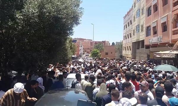 جنازة مهيبة لوالد الأستاذة المتعاقدة المصاب خلال احتجاج بالرباط