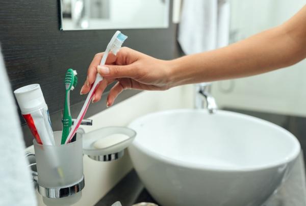 لماذا يجب ألا تحتفظ بفرشاة أسنانك في الحمام مطلقا؟