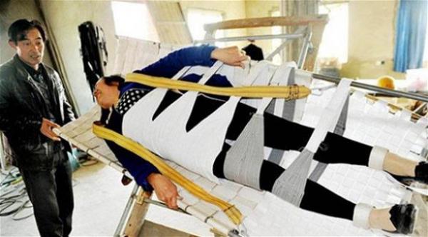 مزارع صيني يبتكر سريراً لعلاج حصى الكلى عند زوجته