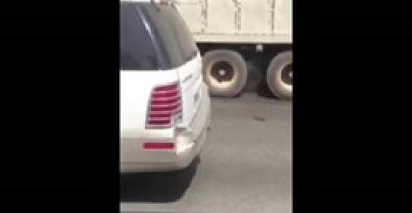 بالفيديو.. طفل يقود سيارة بجانب شاحنات كبيرة على طريق سريع بالسعودية