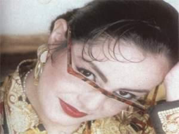 شيريهان تتظاهرُ ضد الرئيس المصري حسني مبارك