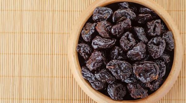 الخوخ المجفف يقي العظام من آثار الإشعاع