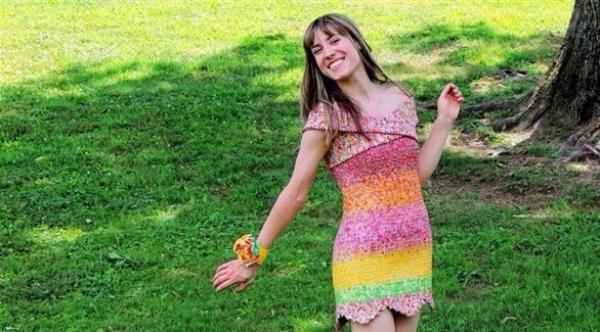 امرأة تحيك فستاناً من 10 آلاف غلاف حلويات