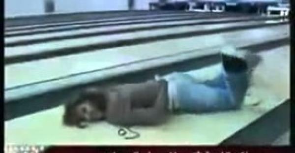 بالفيديو.. فتاة عربية تتعرض لموقف محرج في لعبة "البولينج"