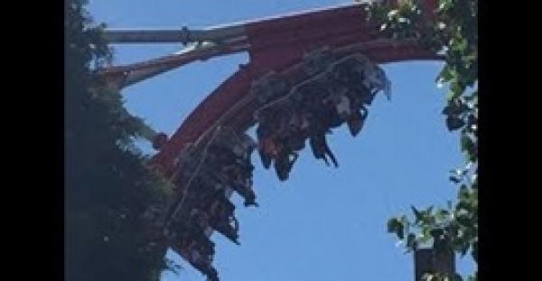 بالفيديو.. تعطل لعبة ملاهي يترك الركاب مقلوبين رأسا على عقب