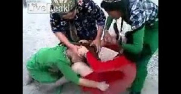 بالفيديو.. امرأة تشتبك مع جارتها بسبب علاقتها بزوجها