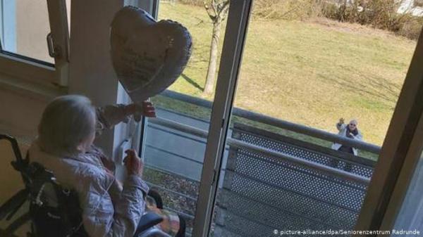 رغم تفريق كورونا بينهما احتفلا بمرور 65 عاما على زواجهما