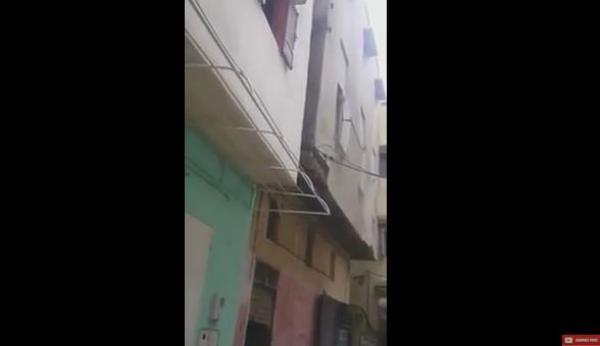خطير... لحظة إنهيار جزء من منزل " بناء عشوائي " بمدينة سلا