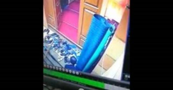 بالفيديو.. لص يسرق أحذية المصلين من مسجد