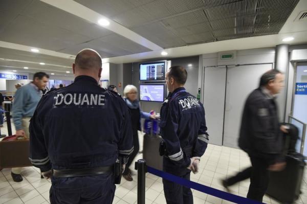 الشرطة الفرنسية تعتقل موظفا بمطار رواسي عثر على 20 ألف يورو سقطت من دبلوماسي مغربي