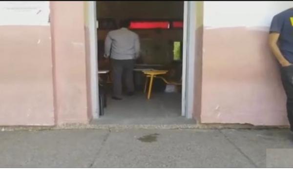 فضيحة .. مدير مكتب بالقنيطرة يضع أوراق التصويت داخل الصندوق و هذا ما فعله الرباح (فيديو)