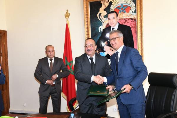 تنفيذا للتوجيهات الملكية..."الأعرج" يمنح تخفيضات وامتيازات تفضيلية للفنانين المغاربة