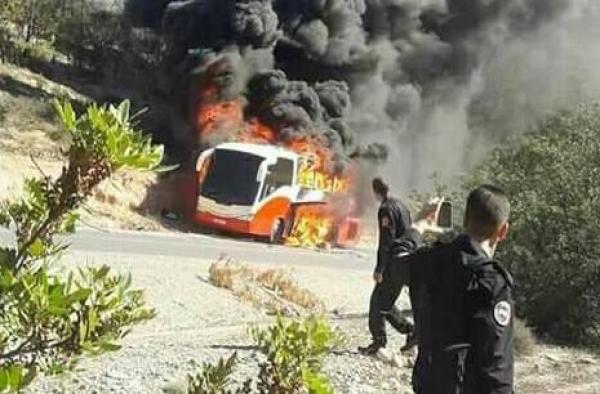 بالصور .. احتراق حافلة كانت تقل عناصر أمنية متجهة صوب الحسيمة
