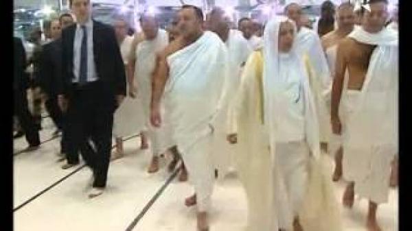 الملك محمد السادس يؤدي مناسك العمرة