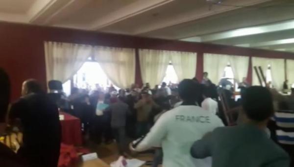 عناصر غريبة تقتحم حزب الاستقلال و تخرب قاعة المركز العام