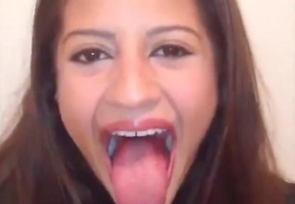 بالفيديو: هل هذه هي صاحبة أطول لسان في العالم؟