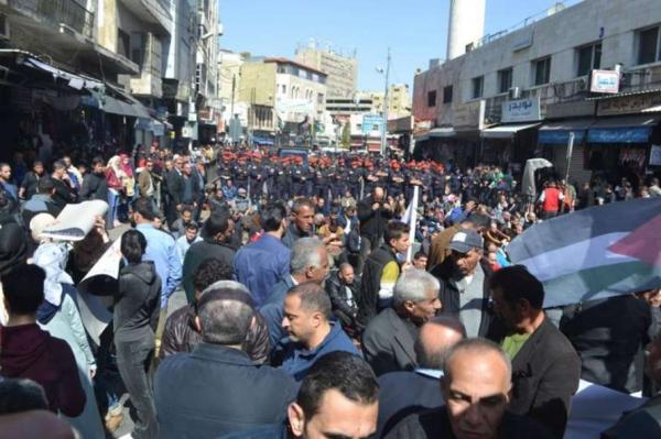 شاهد.. تدخل الأمن ضد مسيرة 10000 إطار في طنجة ووقوع إصابات