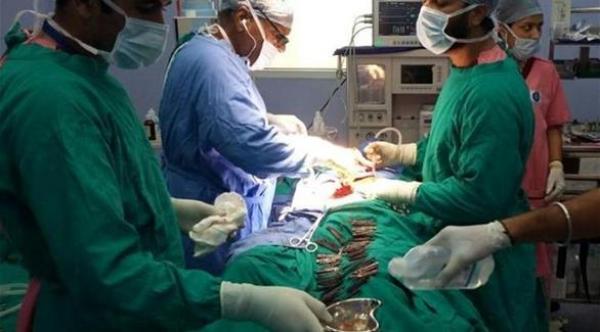 هندي يبتلع 40 سكيناً