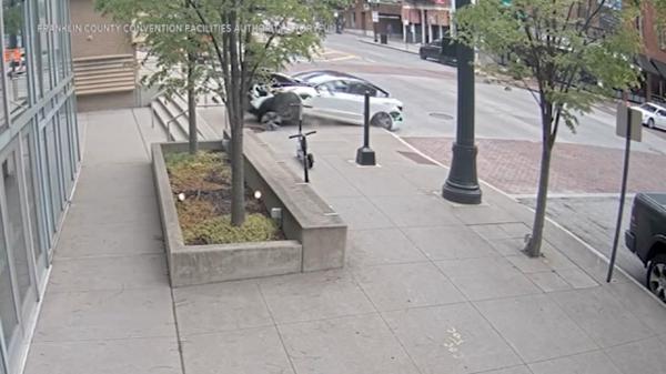 لحظة اقتحام  سيارة طائشة  مبنى للمؤتمرات في الولايات المتحدة(فيديو)