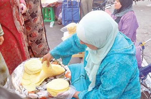 \"الرغايف\".. مذاق يستحق العناء على مائدة رمضان المغربية