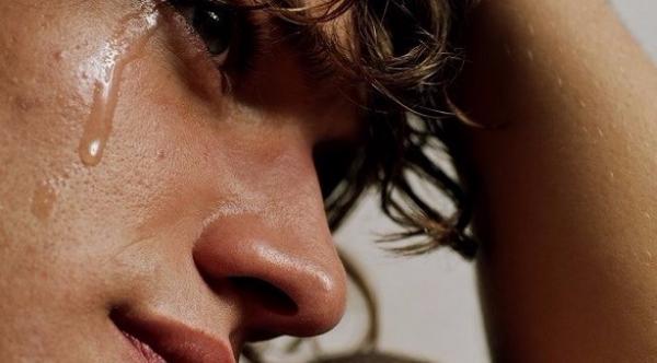 علماء يكتشفون طريقة لتوليد الكهرباء من الدموع