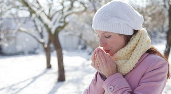 لماذا تشعر المرأة بالبرد أكثر من الرجل؟