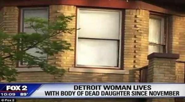 امرأة تعيش مع جثة متحللة لابنتها لعدة شهور