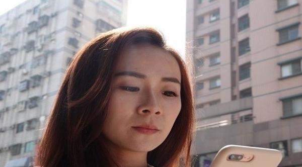 حذاري من استعمال الإضاءة القصوى لهاتفك الذكي