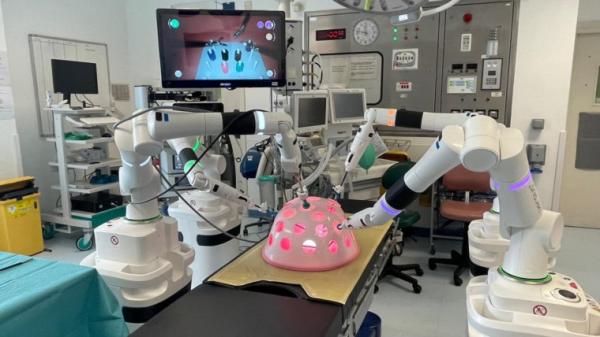 طبيب يجري 9 جراحات معقدة باستخدام الروبوت