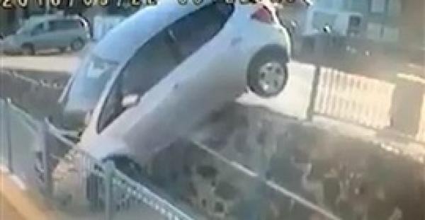 بالفيديو والصور.. امرأة تهرب من الموت قبل ثوان من حادث مروع